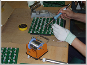 LED PCB 기판에 핀을 장착하는 작업