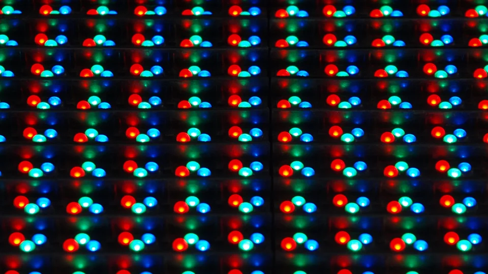 RGB LED 소자가 배열된 전광판 픽셀 확대 사진